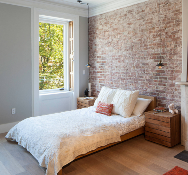 Dinding dengan aksen dinding bata merah